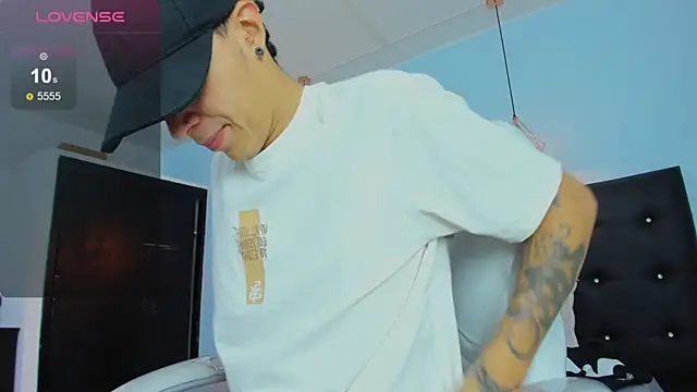 Snapshot of Lobo_17_ chatting on November 6, 2025, 3:43 am Lobo 17 online show from November 6, 2025, 3:43 am