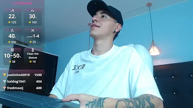 Snapshot of Lobo_17_ chatting on October 18, 2025, 3:41 am Lobo 17 online show from October 18, 2025, 3:41 am