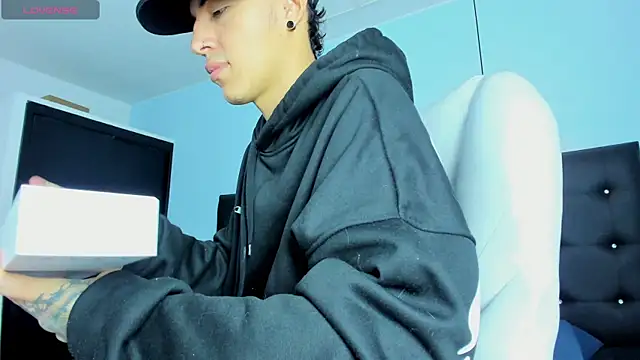 Snapshot of Lobo_17_ chatting on December 2, 2025, 3:41 am Lobo 17 online show from December 2, 2025, 3:41 am