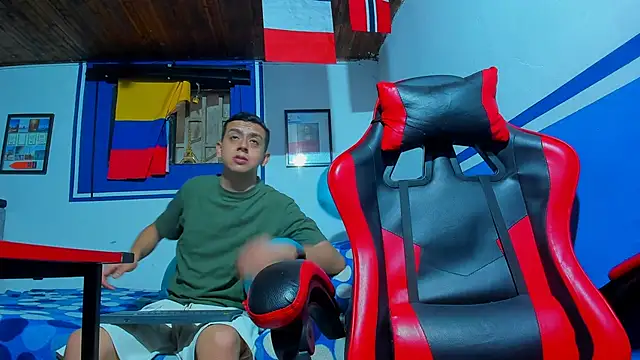 Snapshot of maxowens_oficial chatting on March 8, 2026, 7:17 pm maxowens oficial online show from March 8, 2026, 7:17 pm