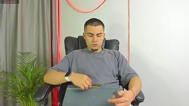 kalivan voinesscu online show from October 13, 2025, 7:54 am