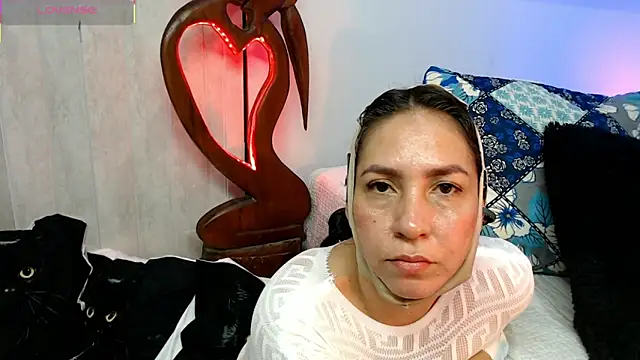 Snapshot of naihroby chatting on April 3, 2026, 12:28 am naihroby online show from April 3, 2026, 12:28 am