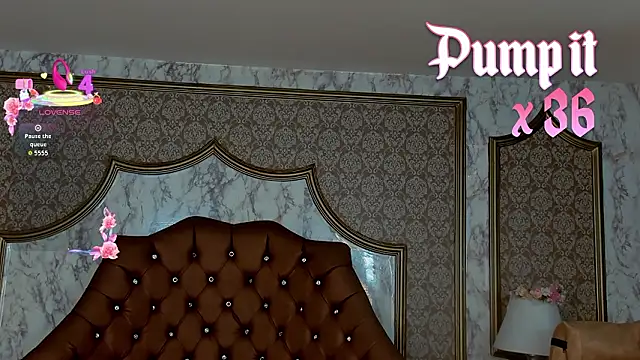 SoffiQueen online show from February 12, 2026, 1:22 pm