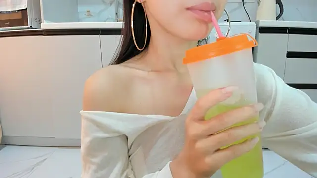 Snapshot of Mia_Meow_ chatting on July 29, 2026, 9:19 am Mia Meow online show from July 29, 2026, 9:19 am
