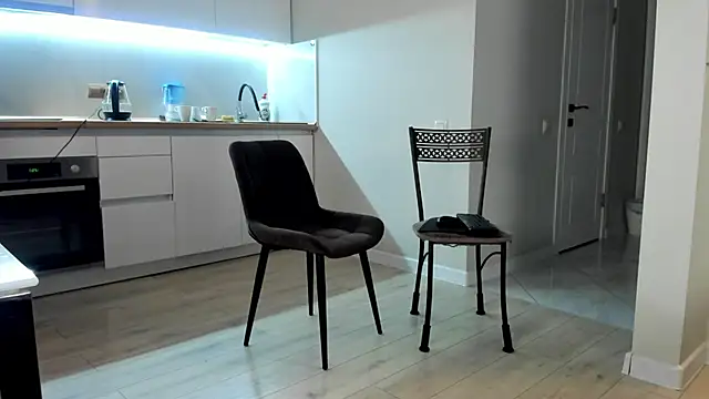 Snapshot of Emma_Flin chatting on December 4, 2025, 11:20 am Emma Flin online show from December 4, 2025, 11:20 am