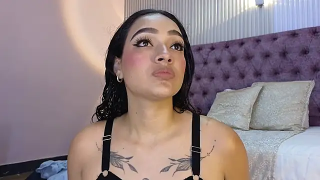 Snapshot of EMILYY_FOXY chatting on October 6, 2025, 7:58 pm EMILYY FOXY online show from October 6, 2025, 7:58 pm