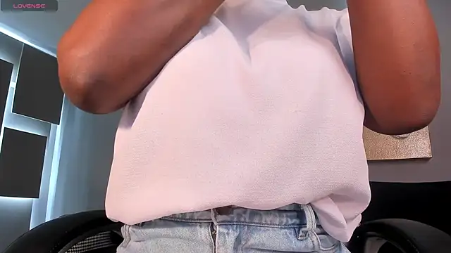 Snapshot of SavannahStorm chatting on November 6, 2025, 1:04 pm SavannahStorm online show from November 6, 2025, 1:04 pm