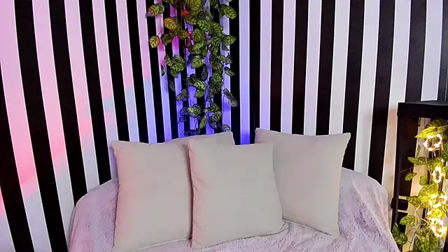 Snapshot of liz_goth chatting on February 16, 2026, 3:32 pm liz goth online show from February 16, 2026, 3:32 pm