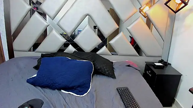 Snapshot of Nahomi-Hill chatting on March 5, 2026, 9:33 pm Nahomi-Hill online show from March 5, 2026, 9:33 pm