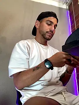 Snapshot of Leandro_valenzuela chatting on October 22, 2025, 2:05 pm Leandro valenzuela online show from October 22, 2025, 2:05 pm