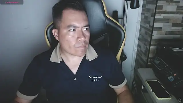 Snapshot of Jhonatan_Morales_S chatting on April 4, 2026, 11:33 pm Jhonatan Morales S online show from April 4, 2026, 11:33 pm