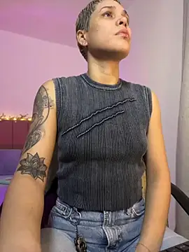 Snapshot of Charlee_pink chatting on October 13, 2025, 4:36 am Charlee pink online show from October 13, 2025, 4:36 am