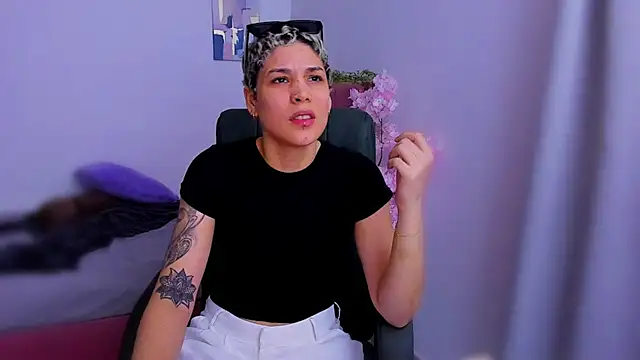 Snapshot of Charlee_pink chatting on November 18, 2025, 8:56 pm Charlee pink online show from November 18, 2025, 8:56 pm