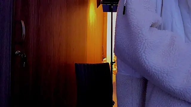 Charlee pink online show from March 18, 2026, 2:26 am