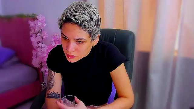 Snapshot of Charlee_pink chatting on November 19, 2025, 3:34 pm Charlee pink online show from November 19, 2025, 3:34 pm