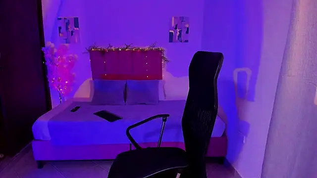 Snapshot of Charlee_pink chatting on October 12, 2025, 4:30 pm Charlee pink online show from October 12, 2025, 4:30 pm