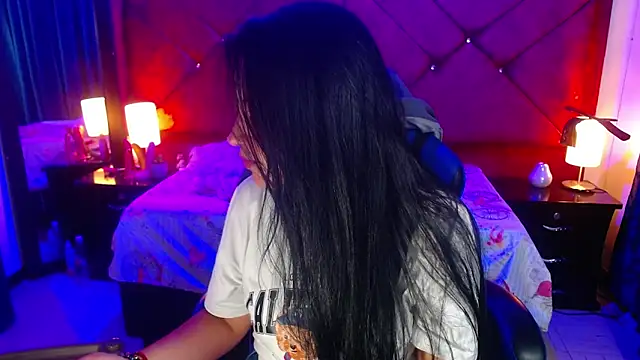 Julietacollins06 online show from May 8, 2026, 2:32 pm