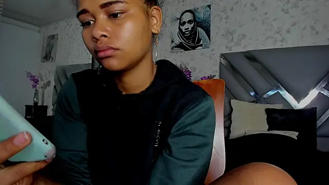 moon HoneyX online show from February 2, 2025, 12:24 pm