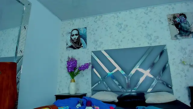 moon HoneyX online show from February 12, 2025, 5:58 pm