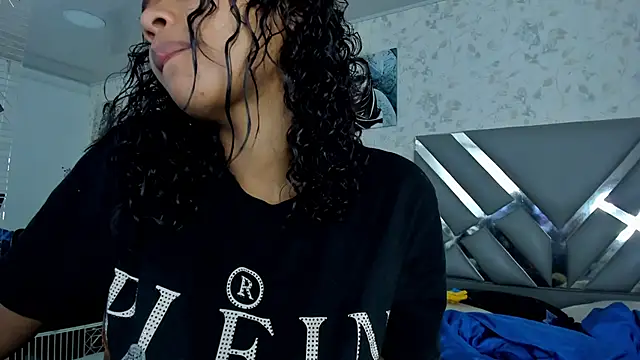 moon HoneyX online show from February 13, 2025, 12:43 pm