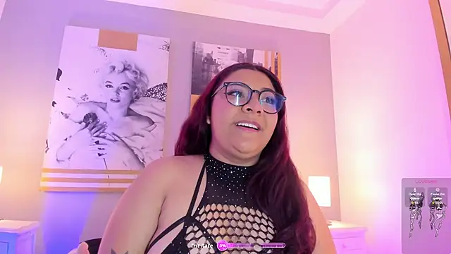 Snapshot of MeghanBurn chatting on November 7, 2025, 12:21 pm MeghanBurn online show from November 7, 2025, 12:21 pm