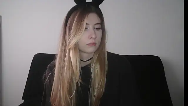 Snapshot of ErikaShyy chatting on October 8, 2025, 10:50 am ErikaShyy online show from October 8, 2025, 10:50 am