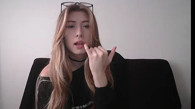 Snapshot of ErikaShyy chatting on October 17, 2025, 10:07 am ErikaShyy online show from October 17, 2025, 10:07 am