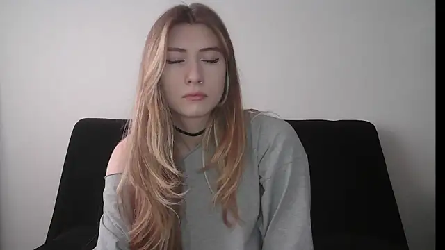 Snapshot of ErikaShyy chatting on October 14, 2025, 11:00 am ErikaShyy online show from October 14, 2025, 11:00 am