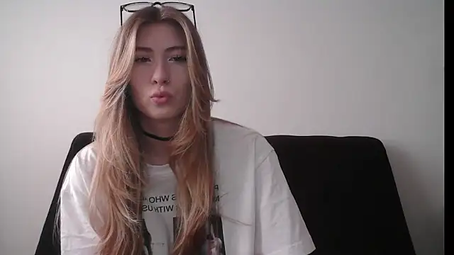 Snapshot of ErikaShyy chatting on October 16, 2025, 11:07 am ErikaShyy online show from October 16, 2025, 11:07 am