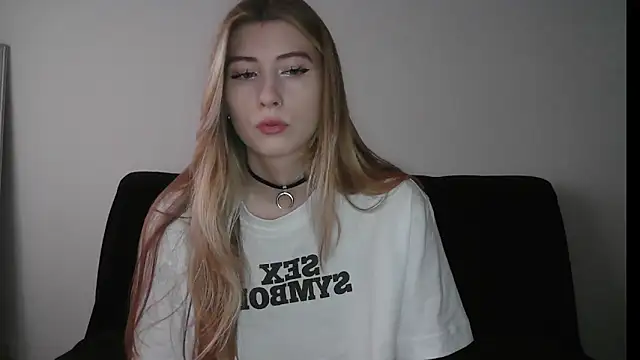 Snapshot of ErikaShyy chatting on November 4, 2025, 11:47 am ErikaShyy online show from November 4, 2025, 11:47 am