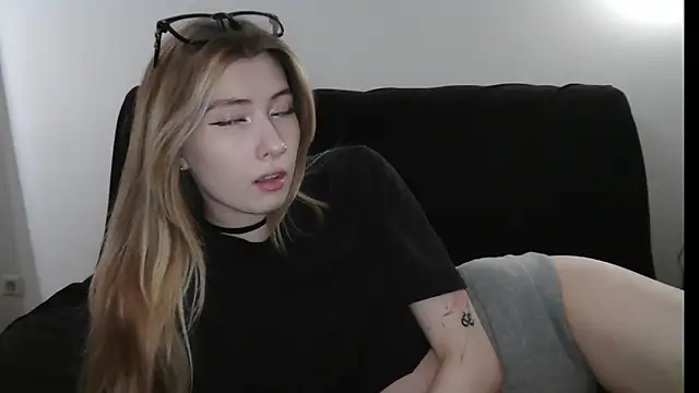 Snapshot of ErikaShyy chatting on March 18, 2026, 10:07 am ErikaShyy online show from March 18, 2026, 10:07 am