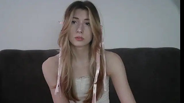 ErikaShyy online show from February 4, 2025, 1:06 pm