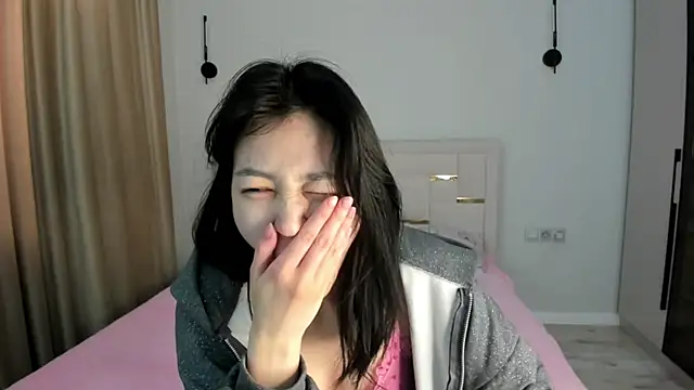 Lola Peach online show from April 11, 2026, 5:04 am