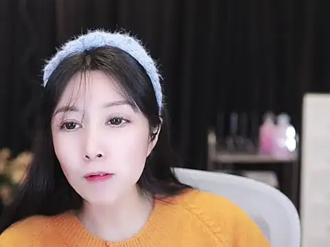 Snapshot of Nuyoah-77 chatting on December 1, 2025, 2:40 pm Nuyoah-77 online show from December 1, 2025, 2:40 pm