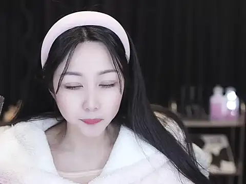 Snapshot of Nuyoah-77 chatting on February 25, 2026, 12:16 pm Nuyoah-77 online show from February 25, 2026, 12:16 pm