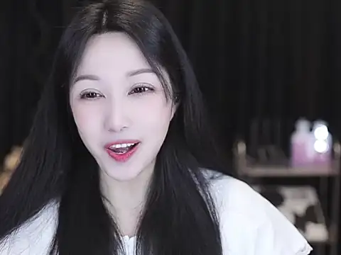 Snapshot of Nuyoah-77 chatting on March 7, 2026, 8:32 am Nuyoah-77 online show from March 7, 2026, 8:32 am