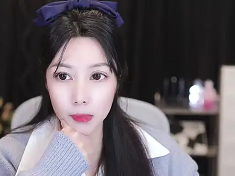 Snapshot of Nuyoah-77 chatting on December 14, 2025, 2:33 pm Nuyoah-77 online show from December 14, 2025, 2:33 pm