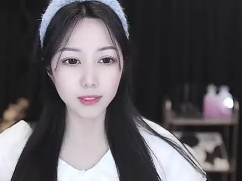 Snapshot of Nuyoah-77 chatting on February 23, 2026, 1:33 pm Nuyoah-77 online show from February 23, 2026, 1:33 pm