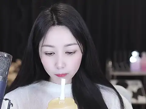 Snapshot of Nuyoah-77 chatting on March 22, 2026, 9:00 am Nuyoah-77 online show from March 22, 2026, 9:00 am