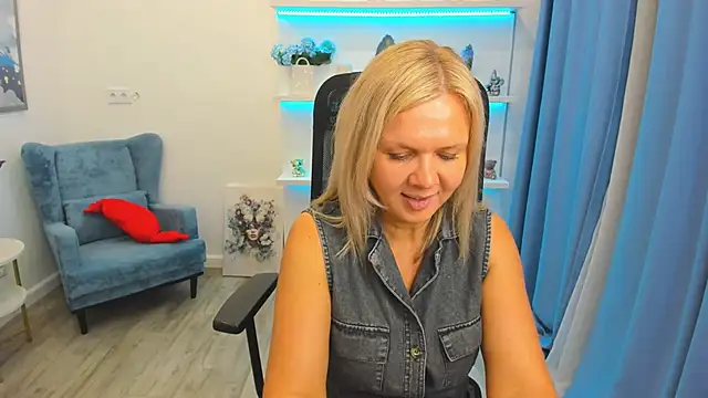 AgathaKlouin online show from June 18, 2026, 7:19 pm