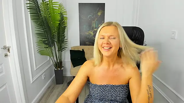 AgathaKlouin online show from October 7, 2025, 7:15 pm