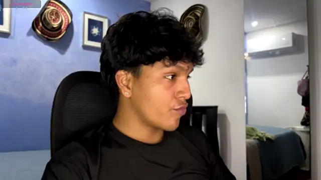 Snapshot of Xander_bonnet1 chatting on November 25, 2025, 3:23 pm Xander bonnet1 online show from November 25, 2025, 3:23 pm