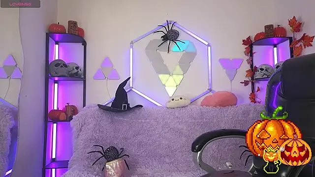 littlevixen18 online show from October 20, 2025, 2:17 pm