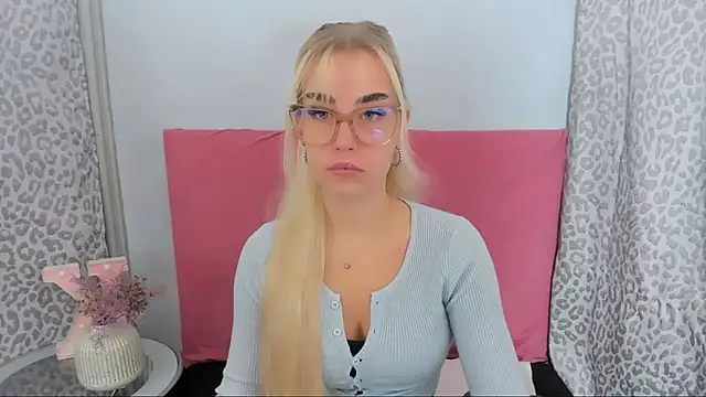 Snapshot of KristyHoney chatting on November 23, 2025, 6:12 am KristyHoney online show from November 23, 2025, 6:12 am