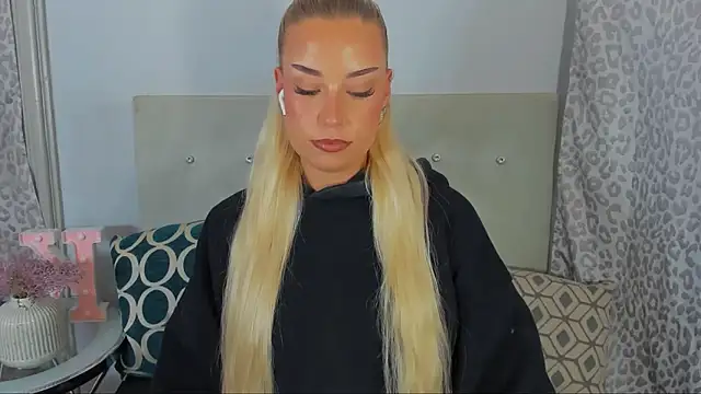 Snapshot of KristyHoney chatting on June 14, 2026, 7:04 pm KristyHoney online show from June 14, 2026, 7:04 pm