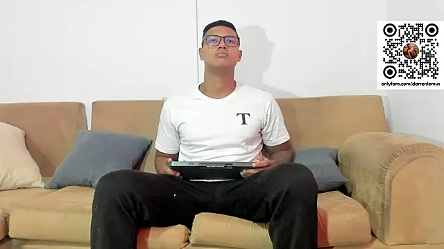 Snapshot of Darren_hot2 chatting on February 7, 2025, 6:24 pm Darren hot2 online show from February 7, 2025, 6:24 pm