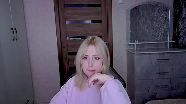 Snapshot of Kristy-Max chatting on March 13, 2026, 8:47 pm Kristy-Max online show from March 13, 2026, 8:47 pm