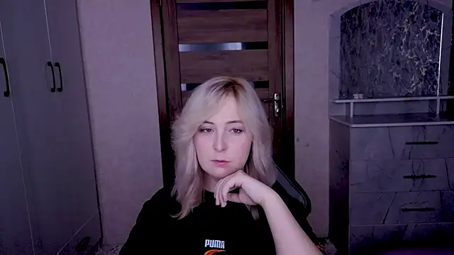 Snapshot of Kristy-Max chatting on March 10, 2026, 9:30 pm Kristy-Max online show from March 10, 2026, 9:30 pm