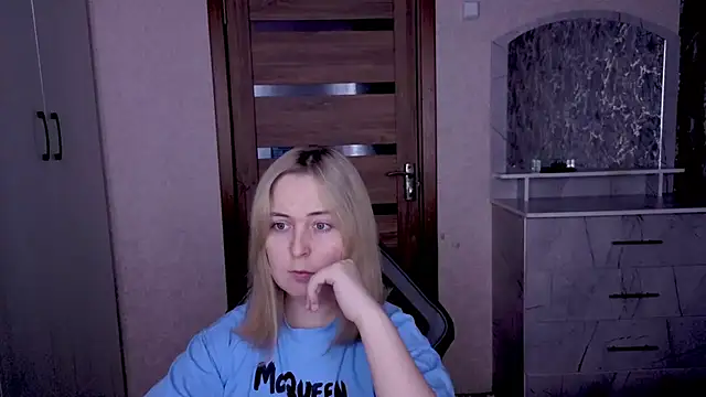 Snapshot of Kristy-Max chatting on February 17, 2026, 8:50 pm Kristy-Max online show from February 17, 2026, 8:50 pm