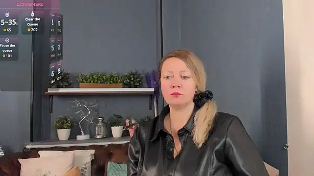 Snapshot of JesiaFoxi chatting on November 25, 2025, 1:00 pm JesiaFoxi online show from November 25, 2025, 1:00 pm